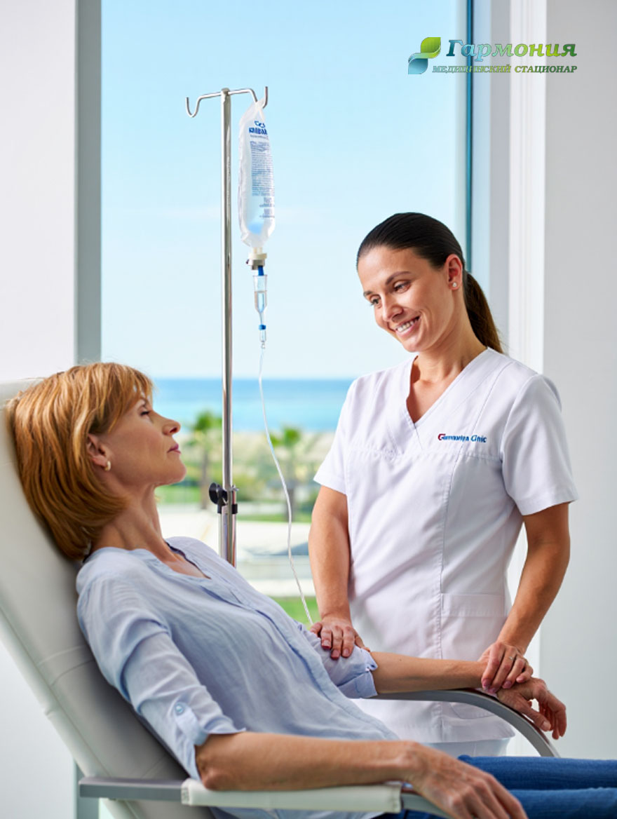 Врач и пациент с капельницей на фоне берега Арыса