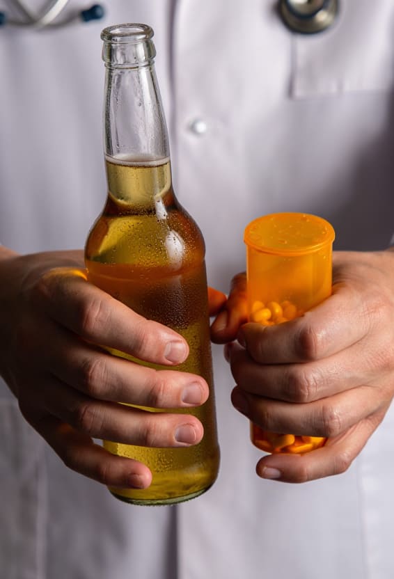 Врач с таблетками и бутылкой пива