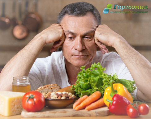 Мужчина за столом с продуктами