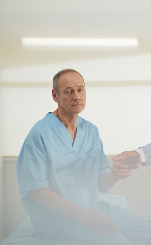 Пациент держит врача за руку